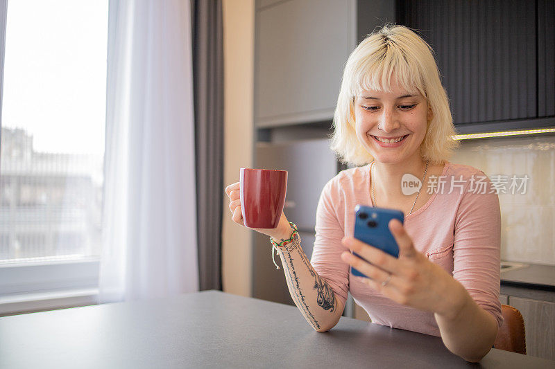 女性使用智能手机