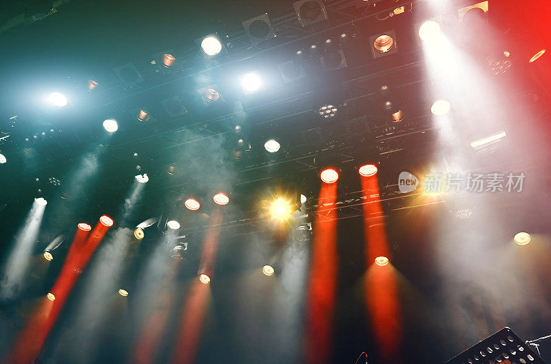 在演出和音乐会期间，天花板上的聚光灯可以正常工作