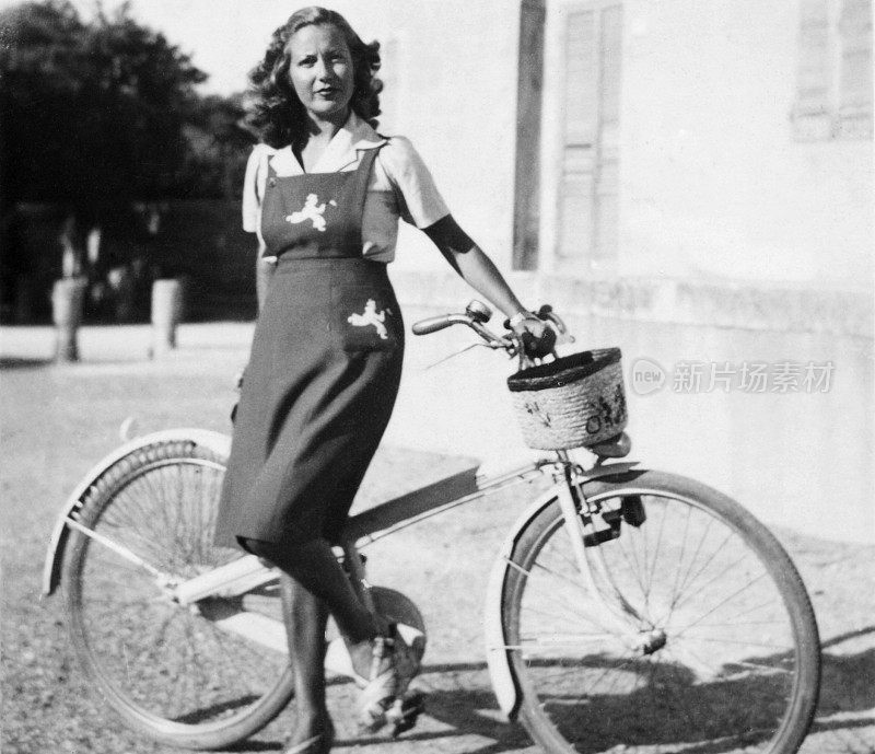 年轻女子和她的自行车。
