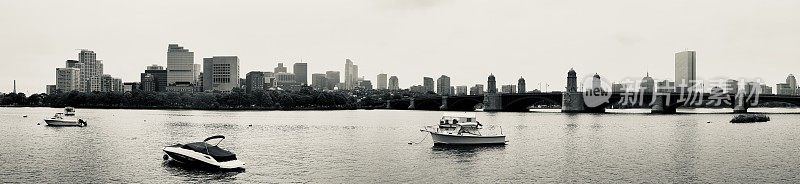 2023年6月一个多云的早晨，马萨诸塞州波士顿的查尔斯河上有船，后面是市中心的天际线
