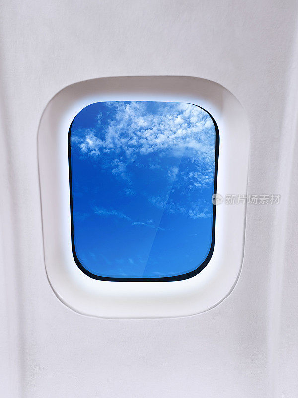 海上飞机窗口的景色和天空