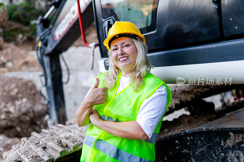 图为一名在建筑工地工作的女挖掘机司机