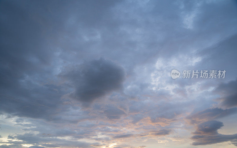 日落的天空。抽象的自然背景。黄昏时分，蓝色和橙色的彩云引人注目。