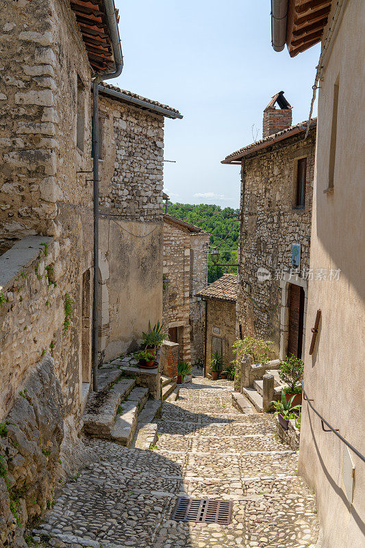 狭窄的小巷和城门，拉布罗拉齐奥意大利