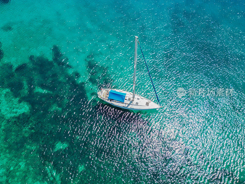 鸟瞰美丽的游艇在海上夏天在Datca，土耳其。