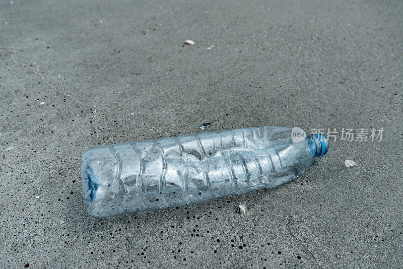 塑料水瓶污染海洋。环境的概念。