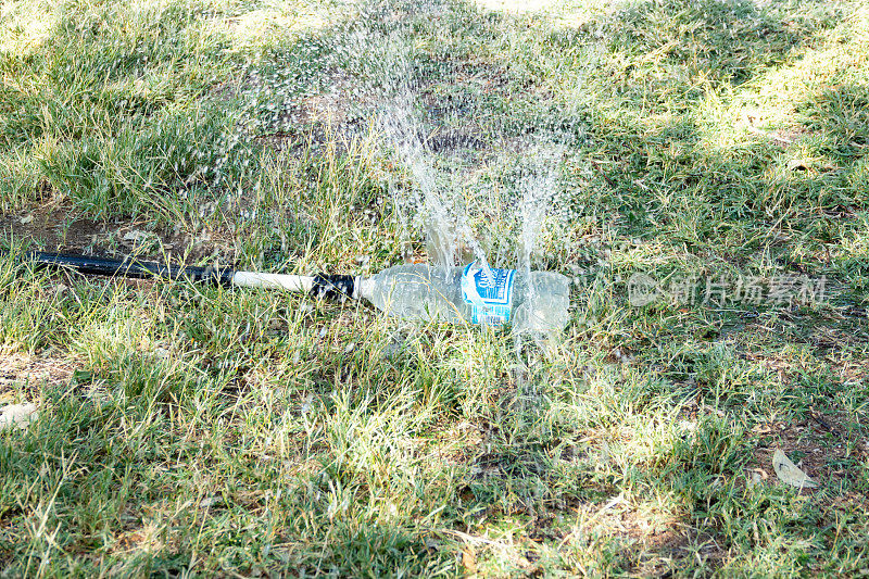 纳米比亚库内地区埃托沙国家公园Okaukuejo营地的洒水装置