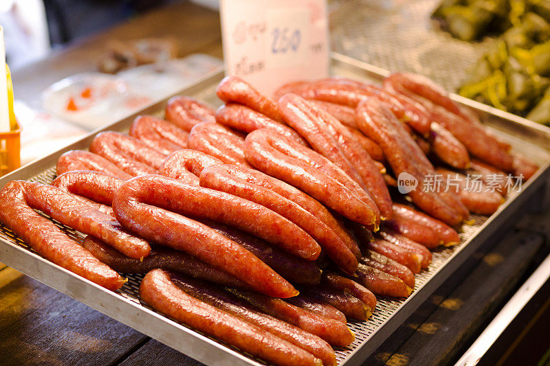 安帕瓦市场上的泰国猪肉香肠