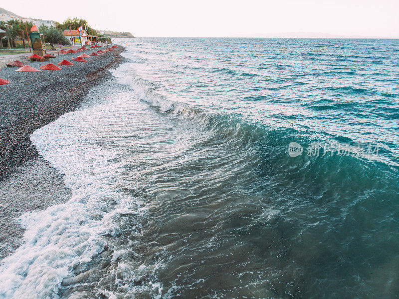 沙滩伞和大海。海滩的场景从上面的股票照片