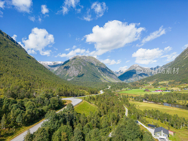 挪威乡村公路的无人机视角