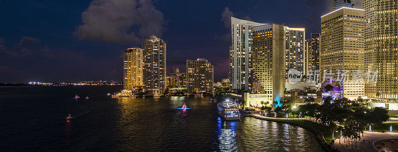 迈阿密滨水区夜晚的灯光:沿着佛罗里达州的比斯坎湾照亮了迈阿密市中心