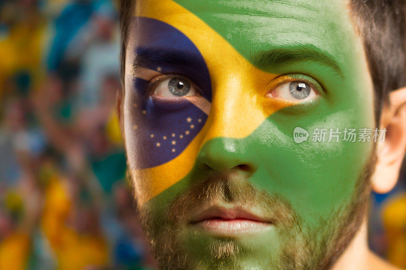 脸上画着巴西国旗的人