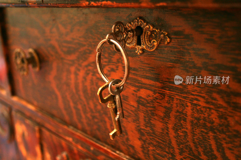 红色木盒锁上的古董钥匙