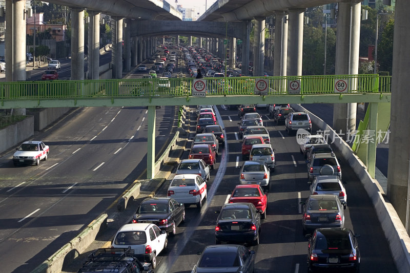 高速公路上挤满了汽车