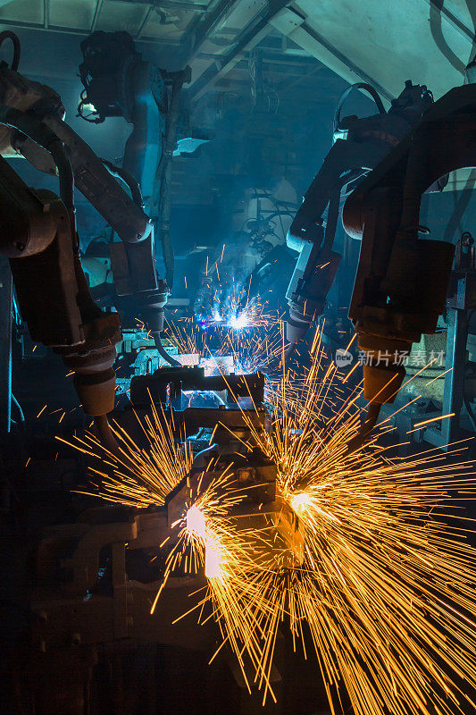 机器人在汽车厂焊接。