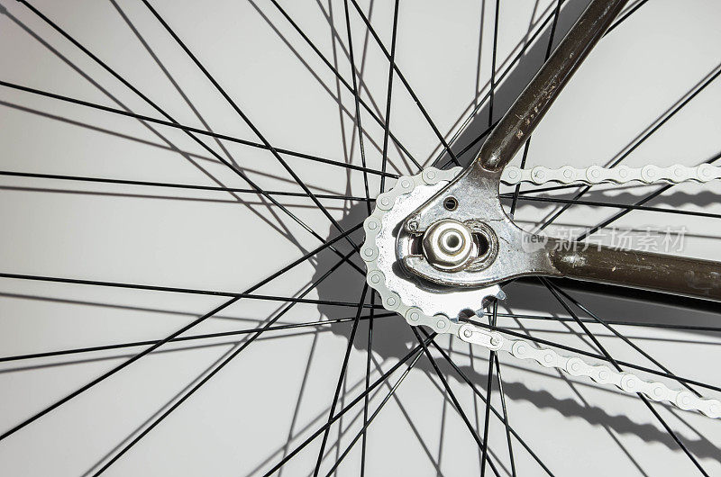 自行车部分，车轮部分，带链条和钢丝