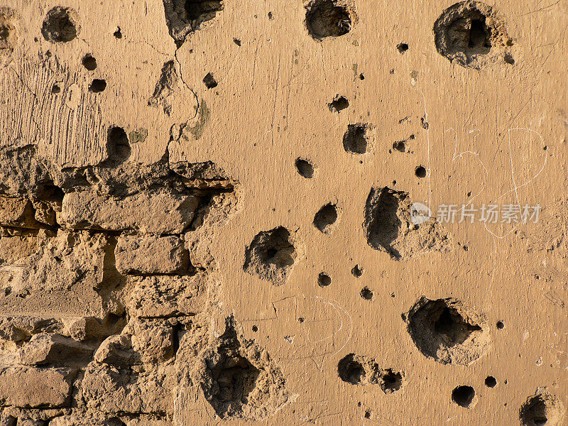 弹片伤痕累累的墙壁，阿富汗。