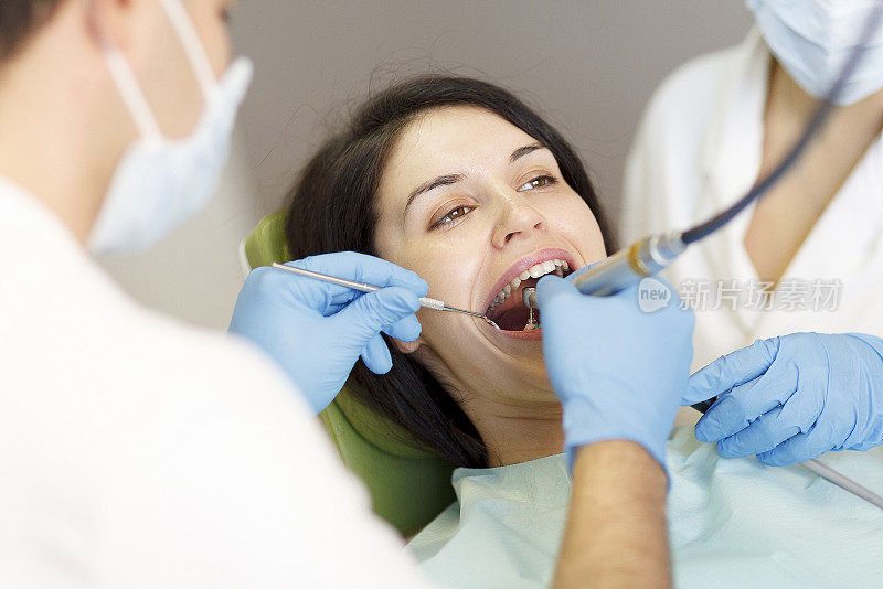 牙医为病人提供的服务