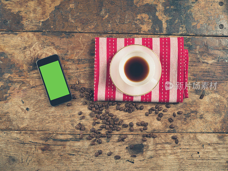咖啡概念杯和智能手机