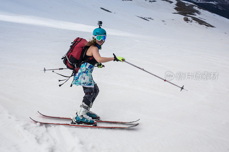 滑雪者在新鲜的粉状雪上滑行全程
