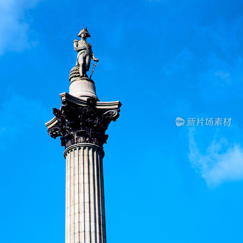 英国伦敦的柱子，古老的建筑和天空