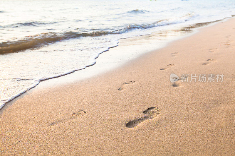 沙滩上有两个脚印