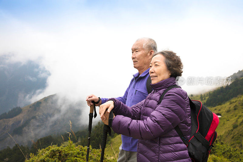 快乐的亚洲老年夫妇徒步登山