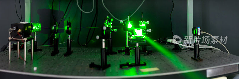 实验室里的绿色激光器
