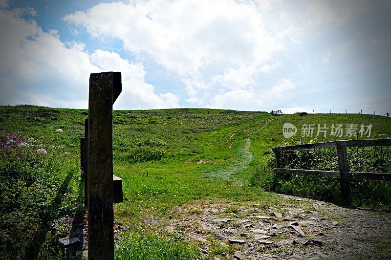 风景秀丽的悬崖峭壁与山水相随