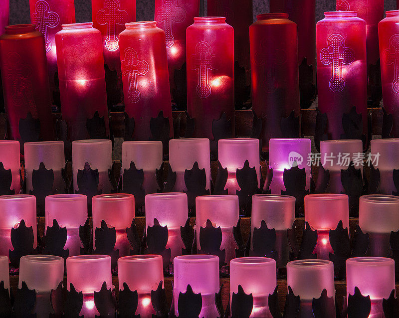 粉红色的献祭的蜡烛