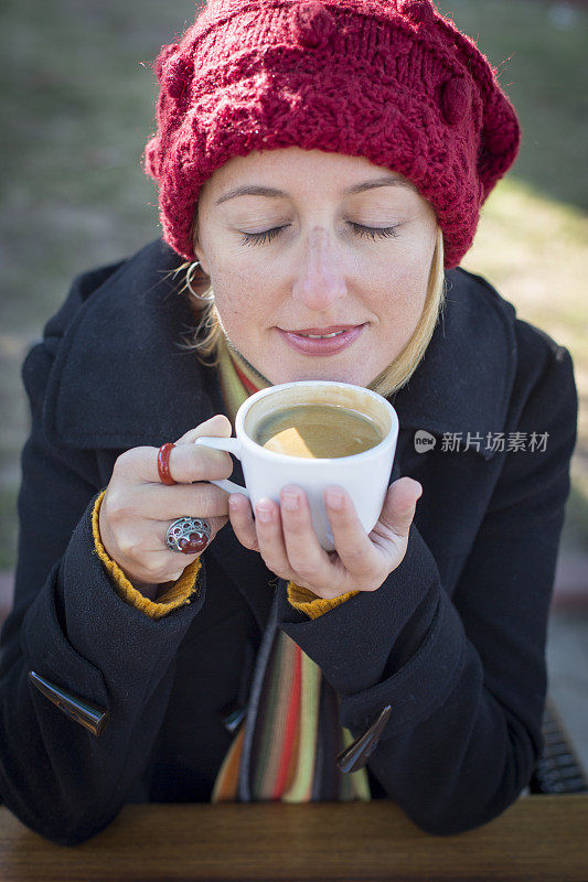 年轻漂亮的女人喜欢喝咖啡。