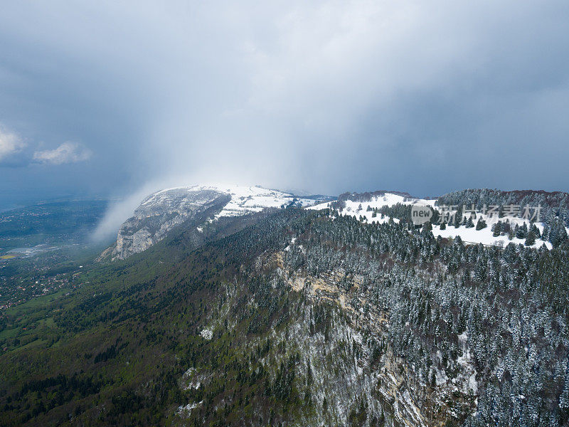鸟瞰Mt.Salève周围的日内瓦