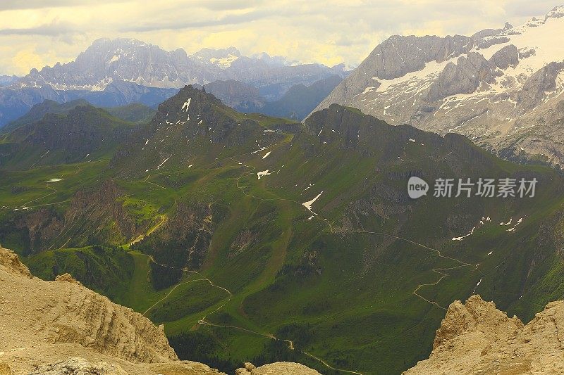 田园诗般的Lagazuoi山顶全景，五托里白云石，山顶山脉，戏剧性的天空和雄伟的意大利泰洛阿尔卑斯山