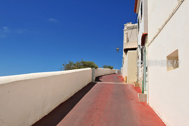 葡萄牙阿尔加维阿尔布费拉古城周围狭窄的悬崖边公路
