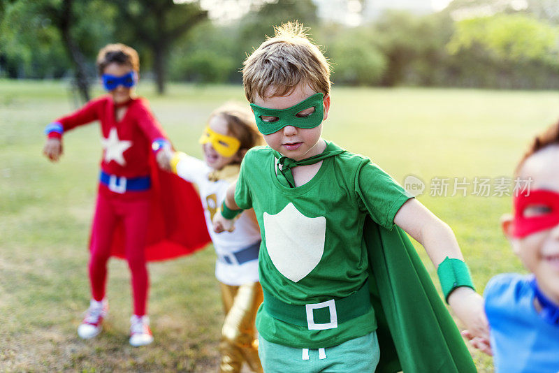 超级英雄，表达积极概念的快乐孩子