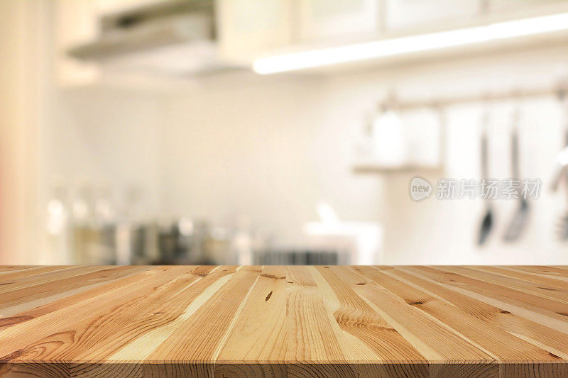 木制桌面(厨房岛)上模糊的厨房内部背景