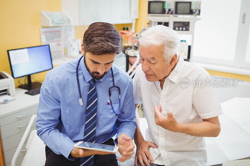 医生与病人讨论数字平板电脑