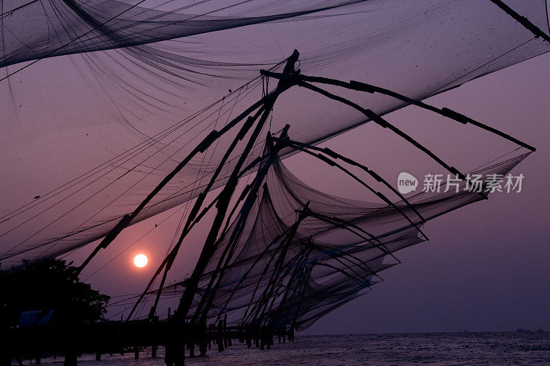 日落时分，印度喀拉拉邦科钦的中国渔网