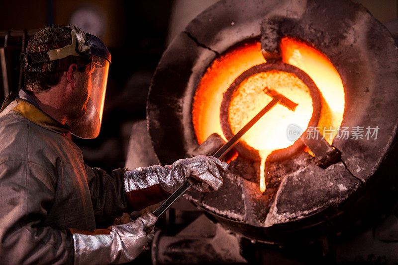 钢铁工人在某工业的防护服扒炉中