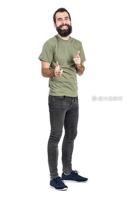 一个穿着绿色t恤的男人情不自禁地笑着，用手指指着镜头