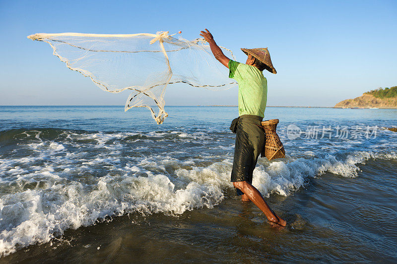 缅甸渔民在Ngapali海滩上撒网