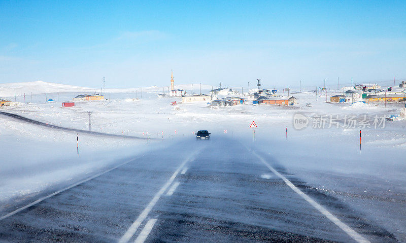 在暴雪开车