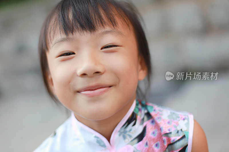 可爱的小亚洲女孩看着相机