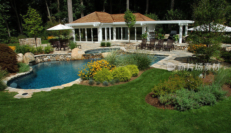 游泳池和美丽的花园