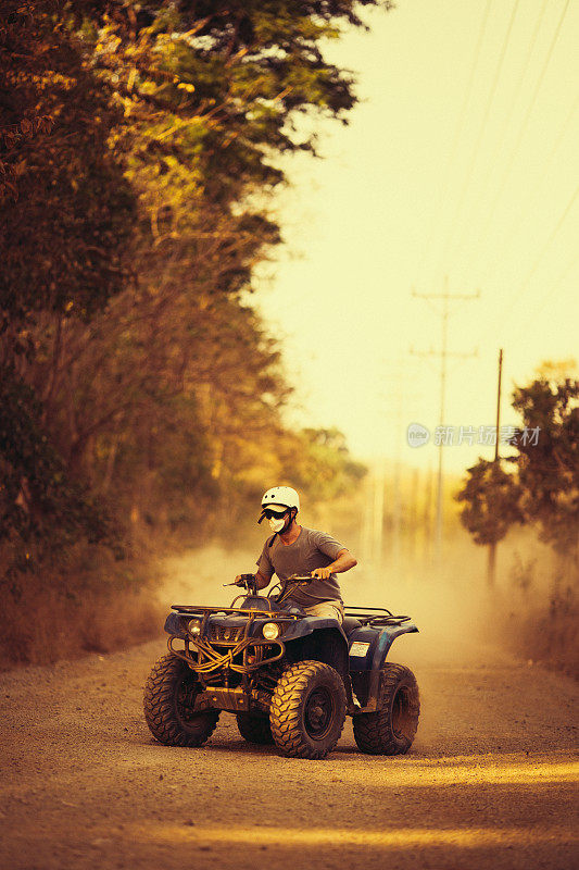 在哥斯达黎加驾驶4x4