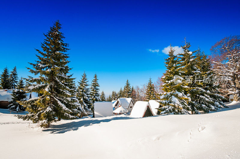 冬天被雪覆盖的高山小屋