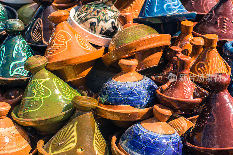 彩色摩洛哥陶瓷，塔津陶罐在马拉喀什，非洲摩洛哥