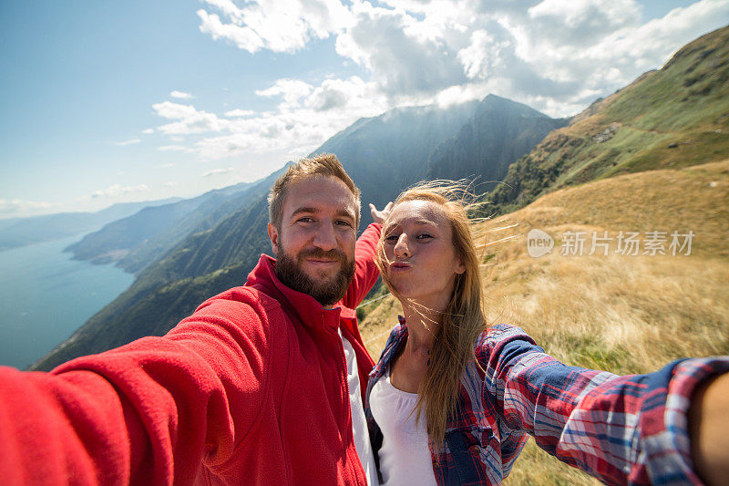 两个徒步旅行者在山顶自拍