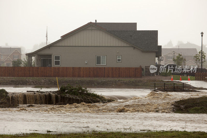 弗雷德里克洪水像瀑布一样流过科罗拉多州的房屋