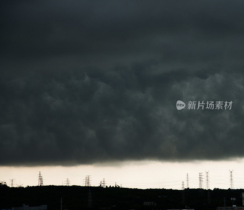 暴风雨和电线